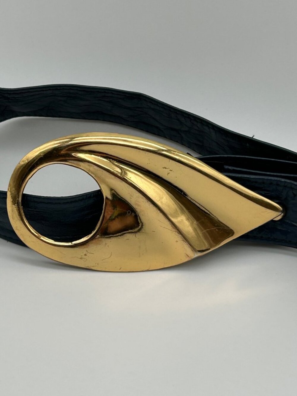 Vintage 1983 MZA Of NY Belt Navy Blue Leather Sculptural Gold Abstract Buckle - Picture 2 of 6